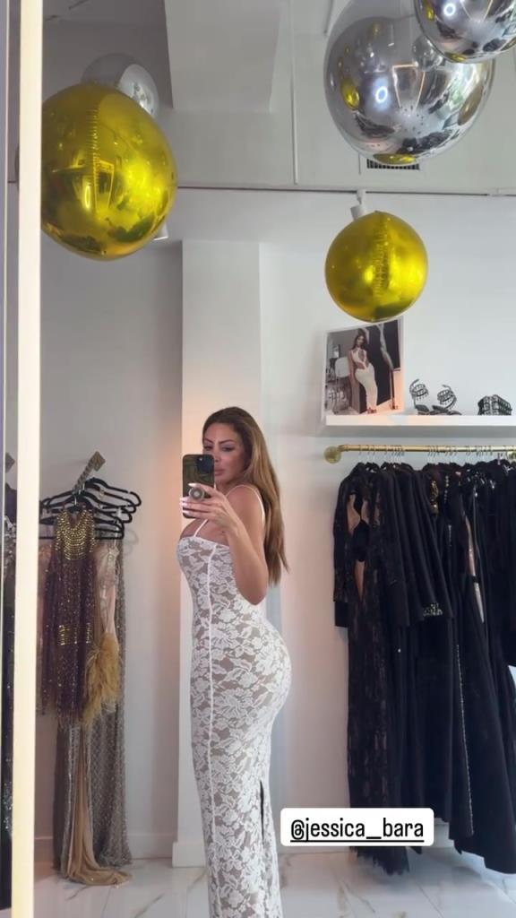 徐娘半老！皮蓬前妻穿吊帶裙自拍，這身材也太炸裂了！