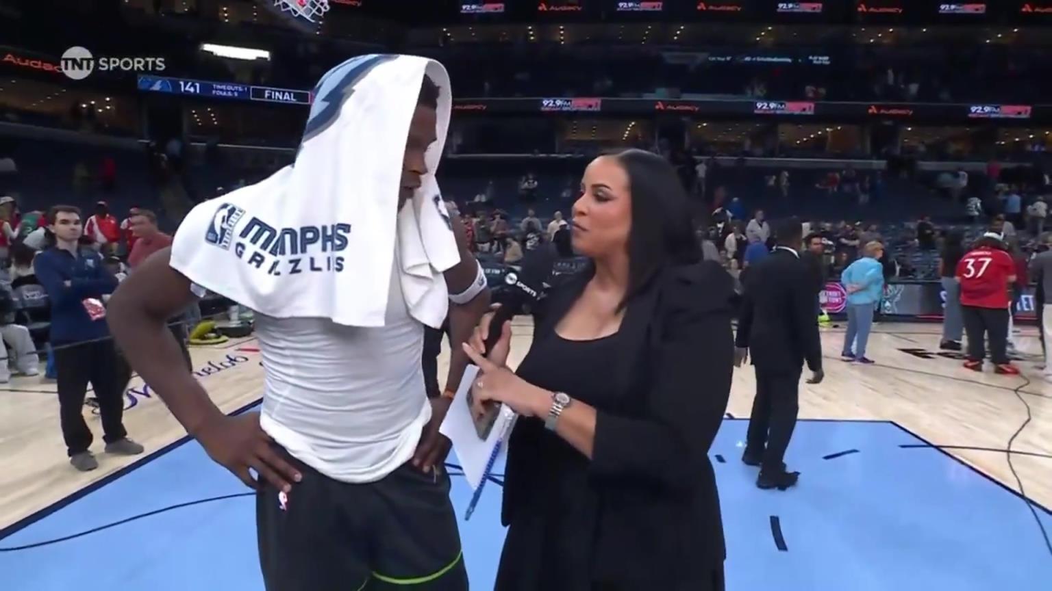 華子賽后接受一位豐滿女記者的采訪！