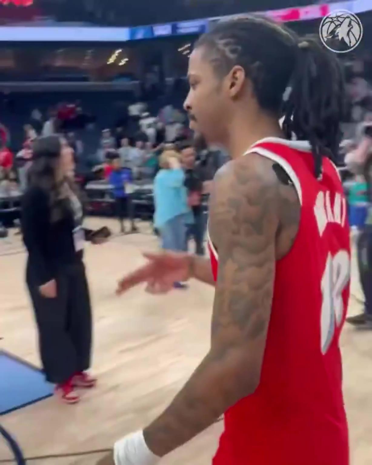 笑死！莫蘭特賽后與華子握手，竟然也是比出“手槍”的手勢