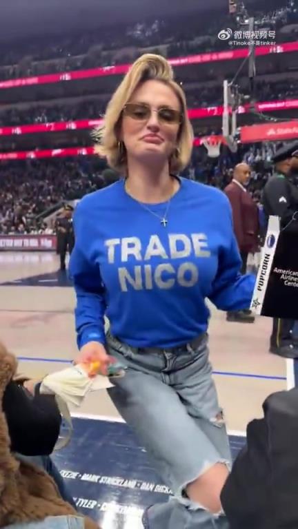 主場不準(zhǔn)球迷打印“解雇Nico”標(biāo)語，女球迷就出此下策