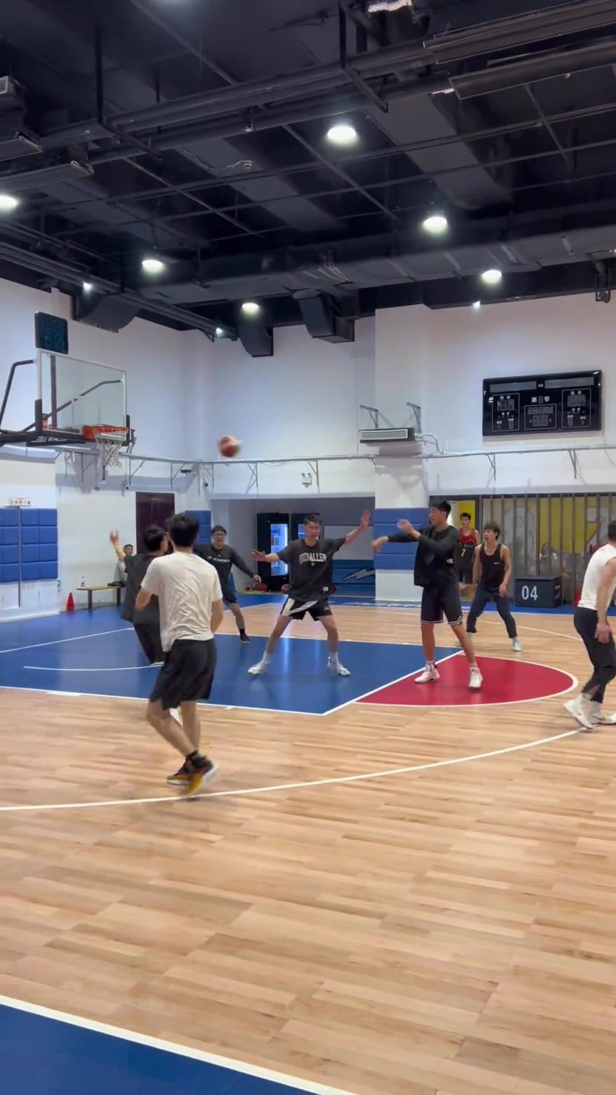 對手回家后：老婆，我今天在野球場匹配到巔峰馬刺隊了！