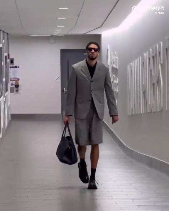 時尚潮男！哈利今日一身灰西裝短褲墨鏡搭配入場 腿真細(xì)！