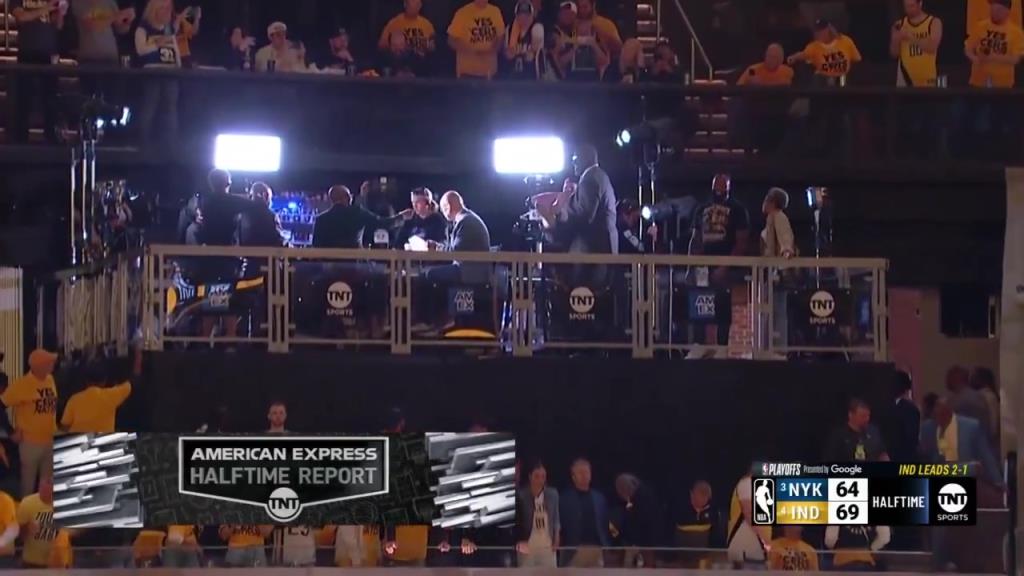 ?。哭D(zhuǎn)播鏡頭給到解說看臺，奧尼爾居然抱著一個人在彎舉