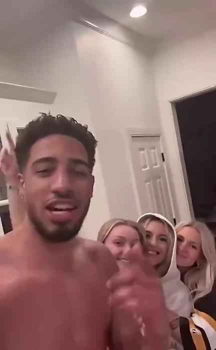 今日怒砍歷史級三雙！哈利此前光著膀子與三位金發(fā)美女同框