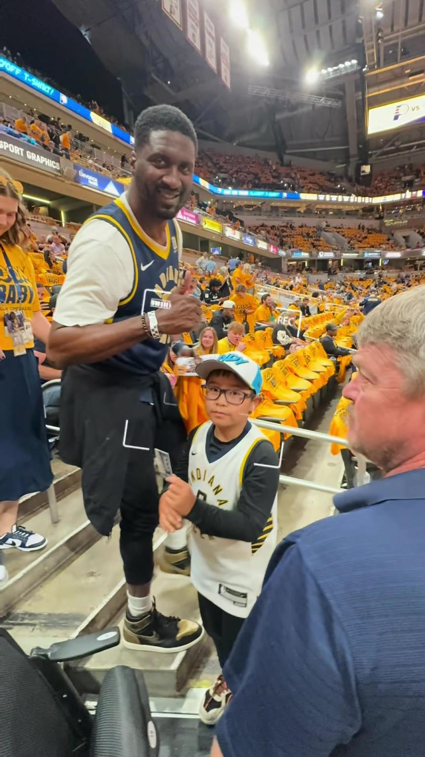 現(xiàn)在真成高圓圓了！步行者名宿希伯特現(xiàn)身主場給小球迷簽名