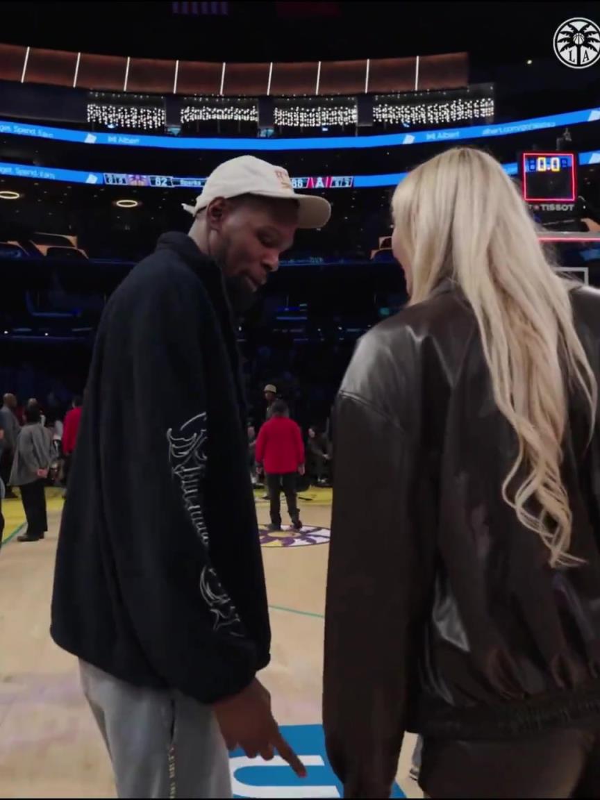 小帥這氣質(zhì)！杜蘭特與庫里教妹布林克擁抱，眼睛好像一直偷瞟布林克大長腿