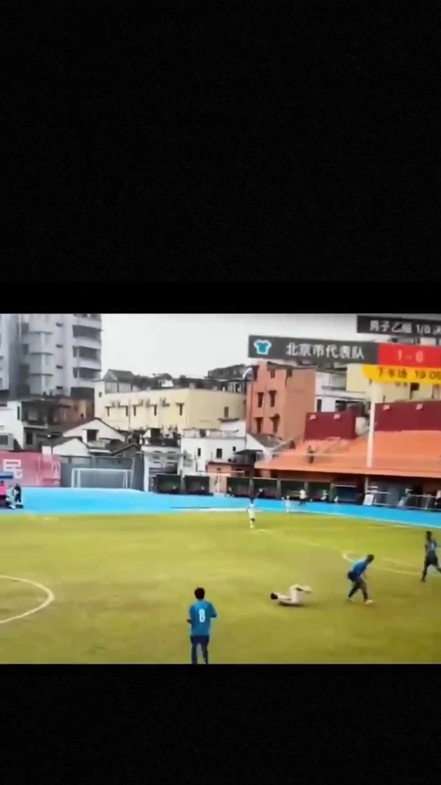 太可怕了！全運會驚現(xiàn)殺人足球，球員將對手直接踢骨折