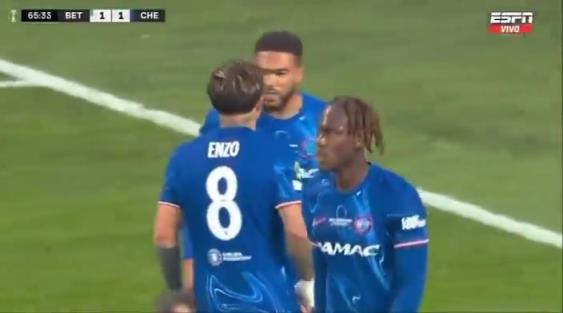 繼續(xù)干！恩佐進(jìn)球后給了詹姆斯一巴掌，兩人頂頭互相打氣