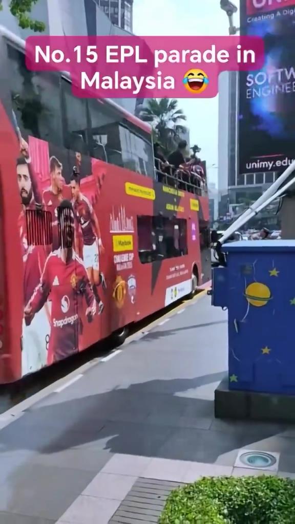 游街示眾？曼聯(lián)在馬來(lái)西亞街頭大巴游行，球迷笑噴