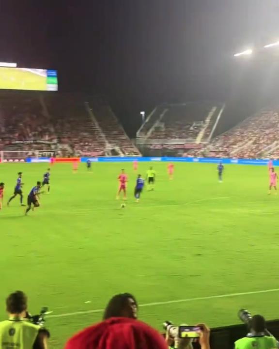 梅老板為了給蘇亞雷斯送個(gè)助攻，也是拼了啊