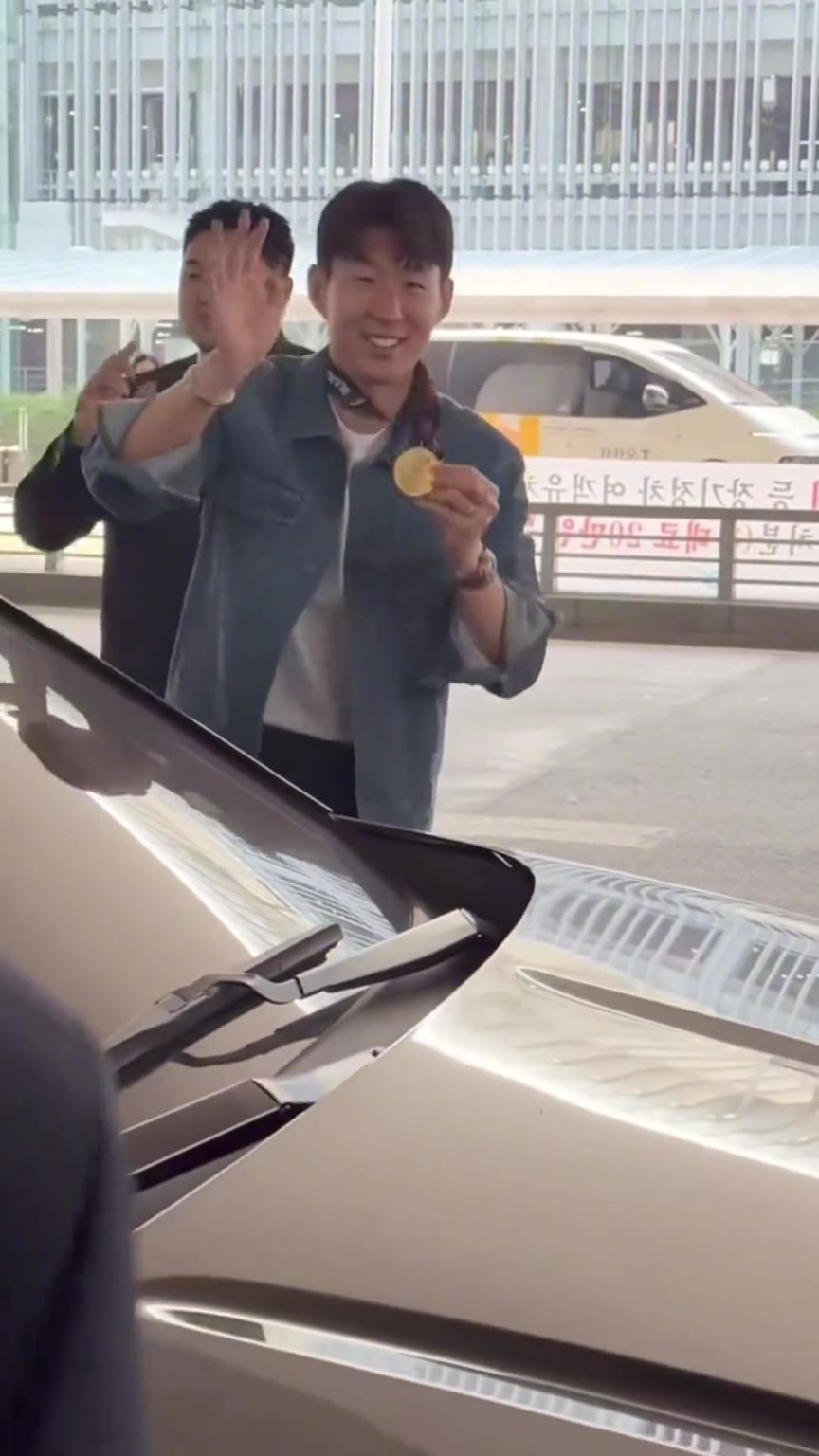 衣錦還鄉(xiāng)！孫興慜返回韓國(guó)，眾多女球迷讓其把歐聯(lián)獎(jiǎng)牌戴上