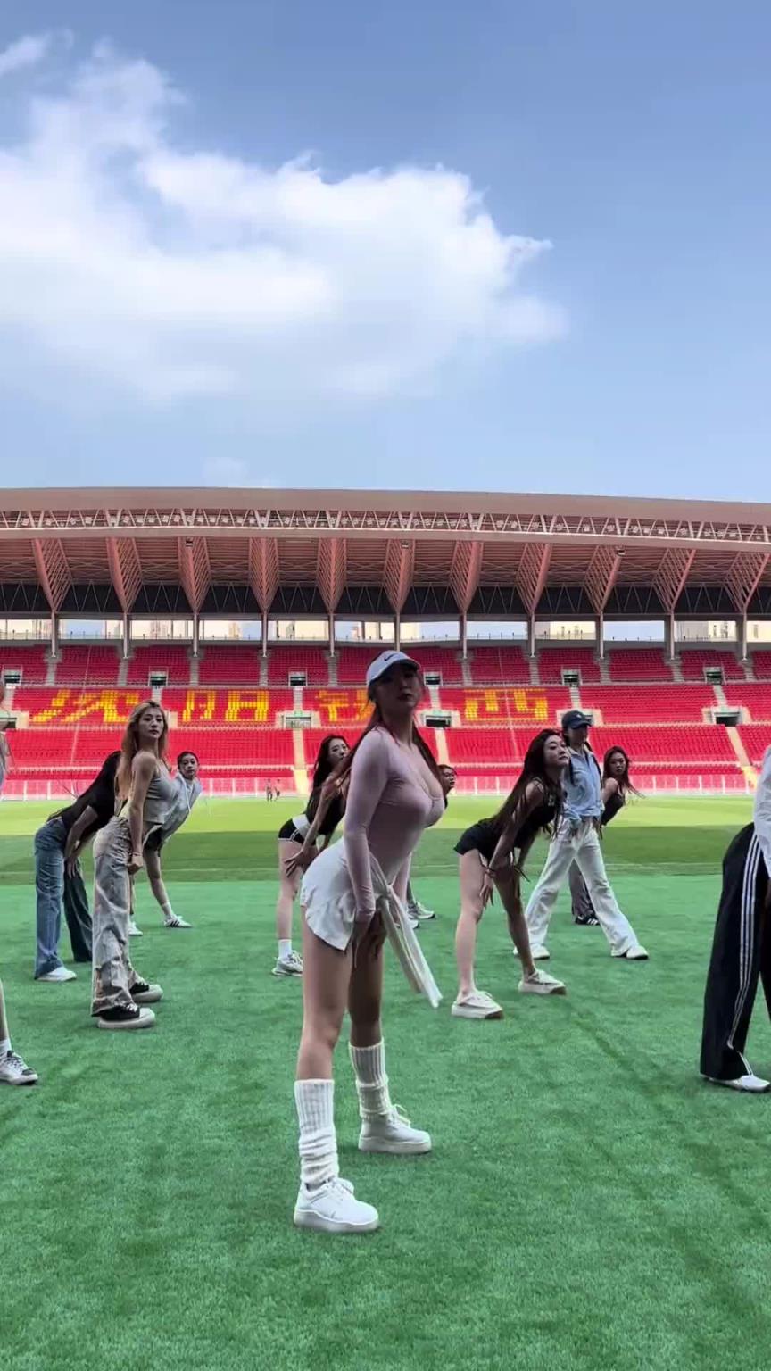 好看！在彩排的遼寧鐵人啦啦隊(duì)小姐姐們