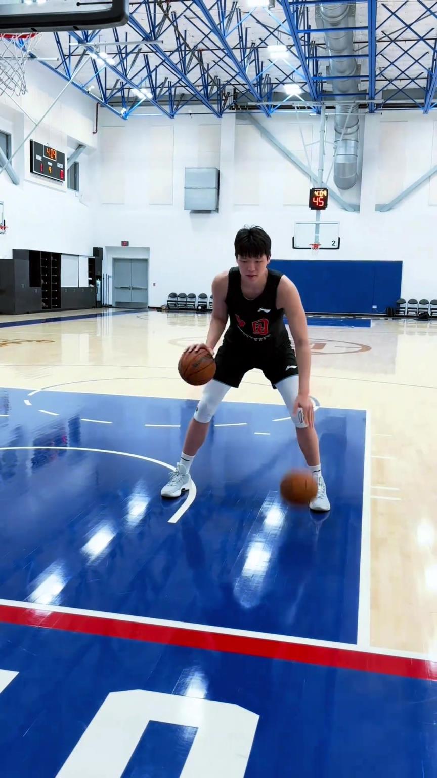 楊瀚森今日份訓(xùn)練！這個左右手運球協(xié)調(diào)性真不錯