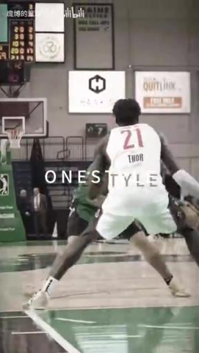 正統(tǒng)美式后衛(wèi)！JD戴維森炒菜后低手合球，對抗上籃打進！