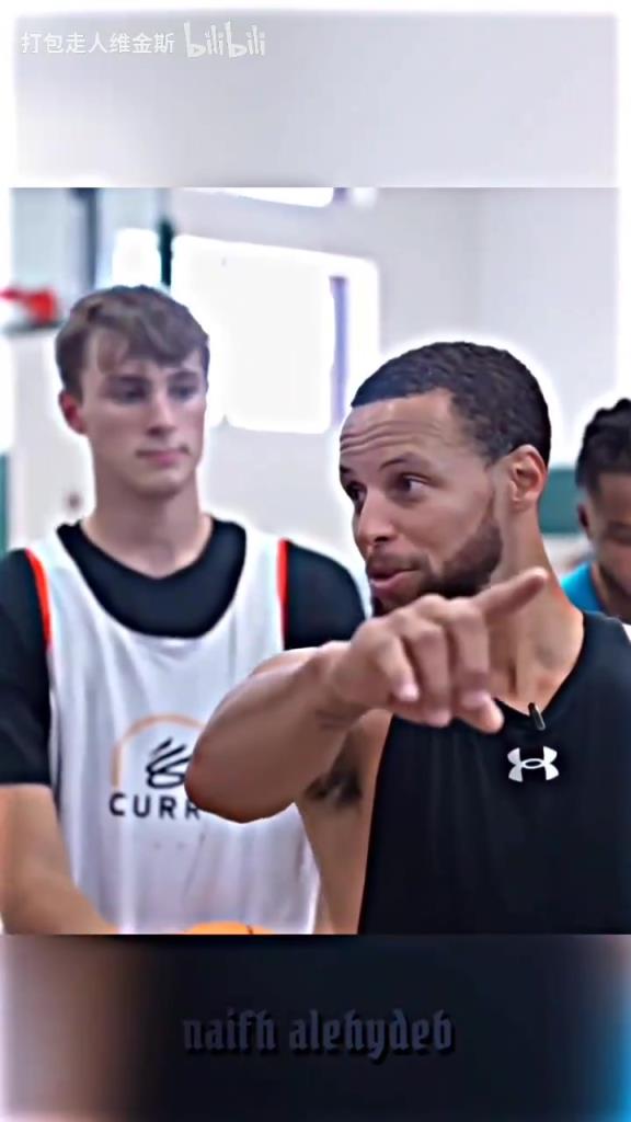 庫里：其實這個暴扣是我教的！當(dāng)弗拉格出現(xiàn)在庫里的訓(xùn)練營！