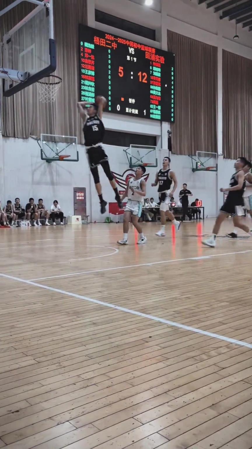 起來就扣??！現(xiàn)在的初中生都這么打球的嗎