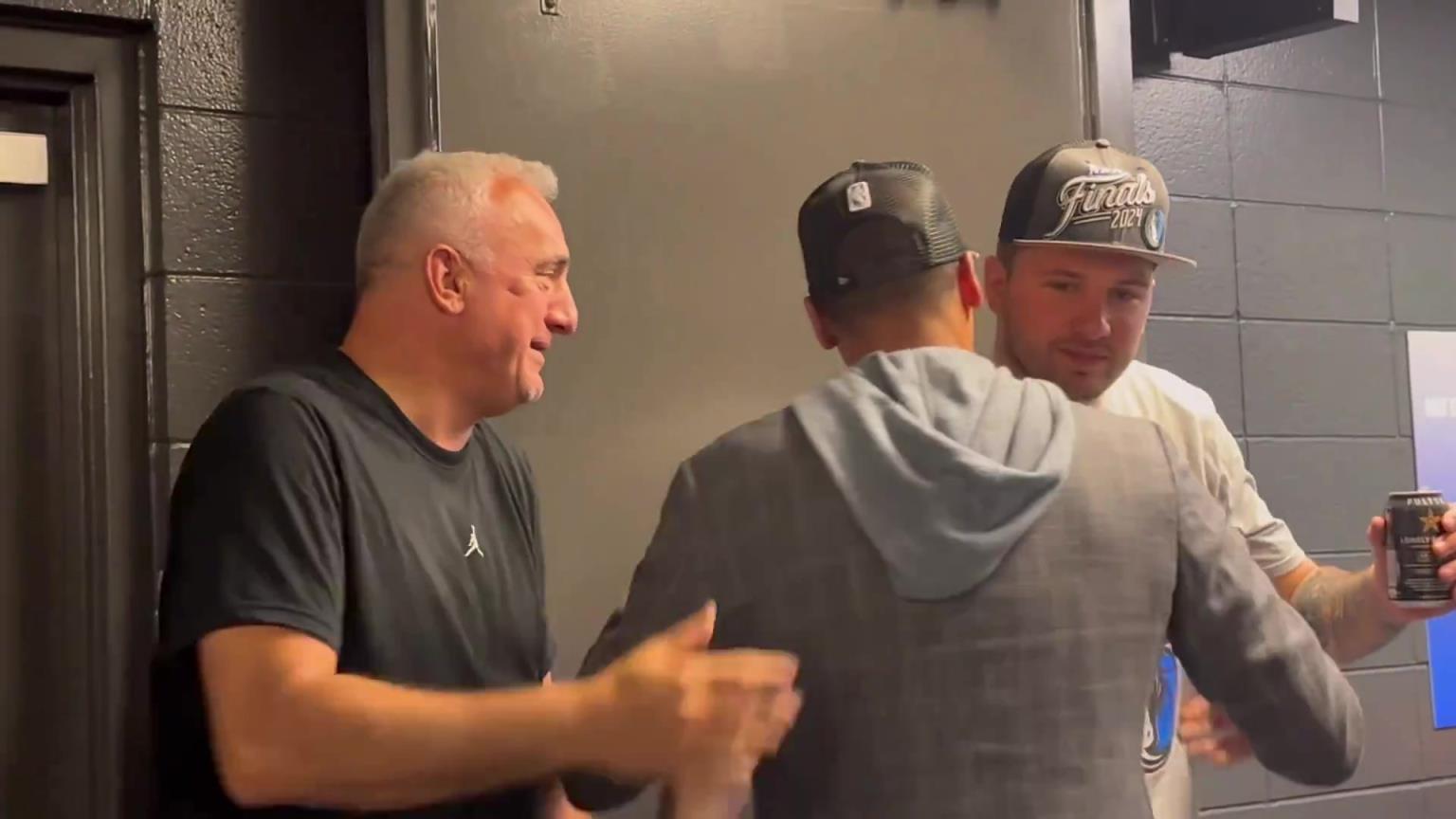 去年的今天，東契奇率隊殺入總決賽，賽后喝啤酒被芬利沒收