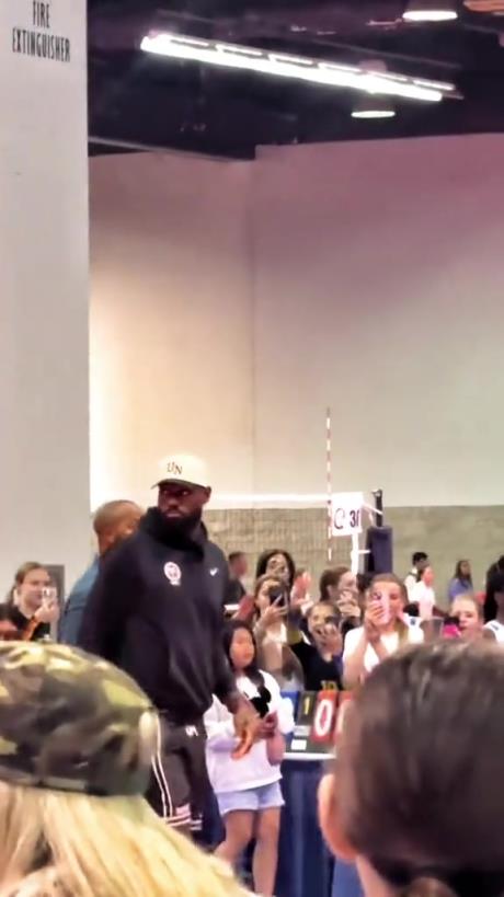 什么是巨星啊！詹姆斯現(xiàn)身排球場被小球迷包圍 這就是行走的流量