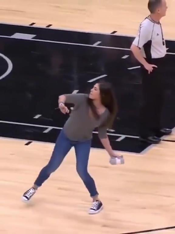 不愧是美國女籃主力，普拉姆的力量太嚇人了