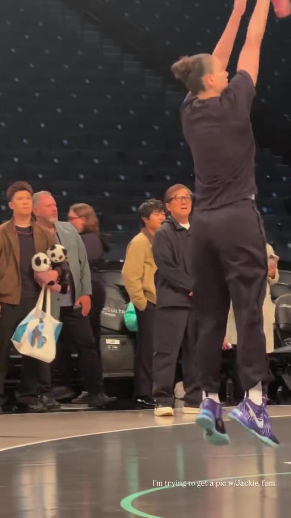 71歲成龍現(xiàn)身巴克萊中心看女籃比賽：她們投籃怎么那么準(zhǔn)?。?！