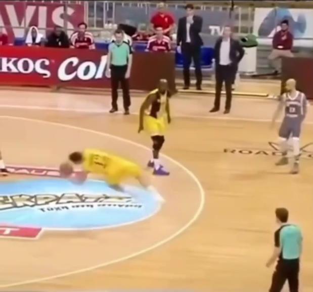 下地真快！搶斷這哥們兒多少是有點門將基礎(chǔ)